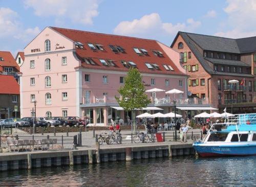 Hotel Am Yachthafen Waren  Exterior foto