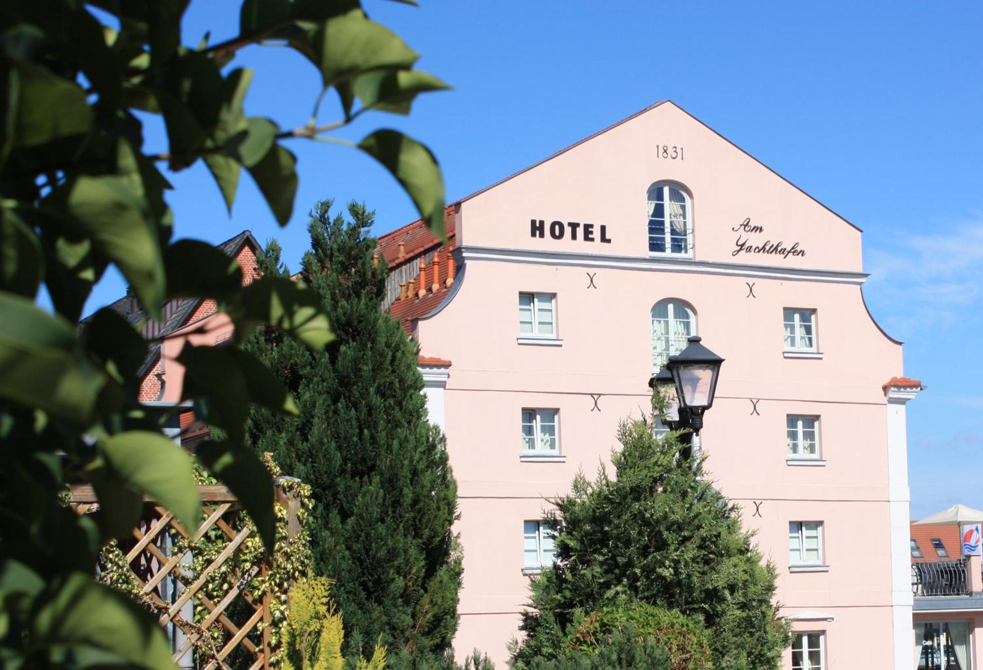 Hotel Am Yachthafen Waren  Exterior foto